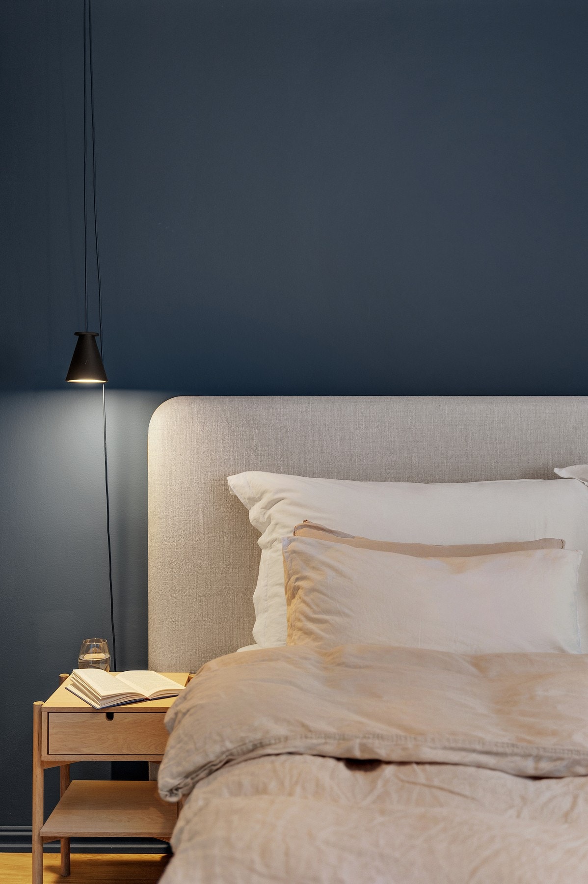 Veggene er malt i en behagelig blåfarge som skaper en rolig og avslappende atmosfære. Galleribilde