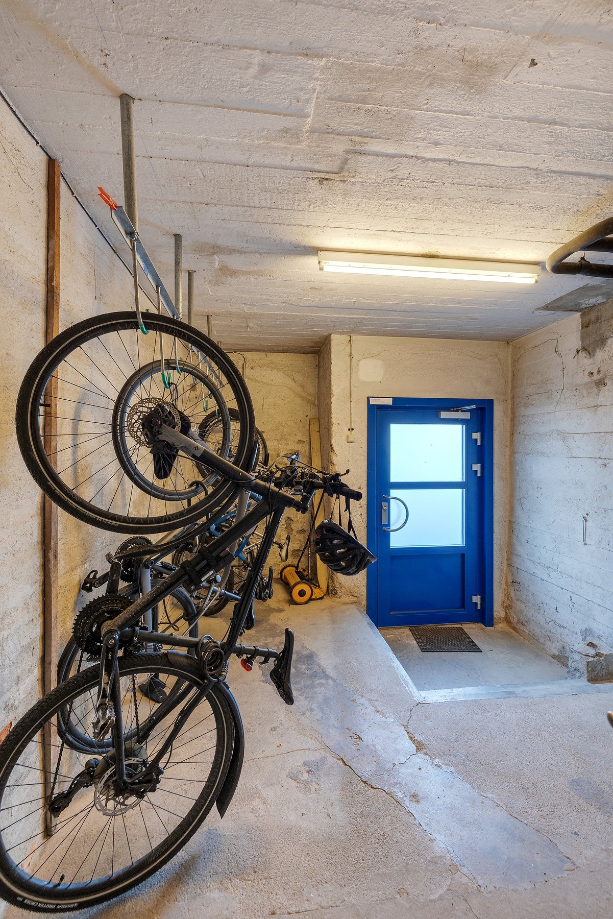 Det er sykkelparkering i kjeller. Galleribilde