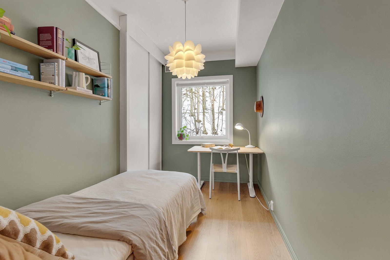 Praktisk innebygd klesskap med svært god oppbevaringsplass. Galleribilde