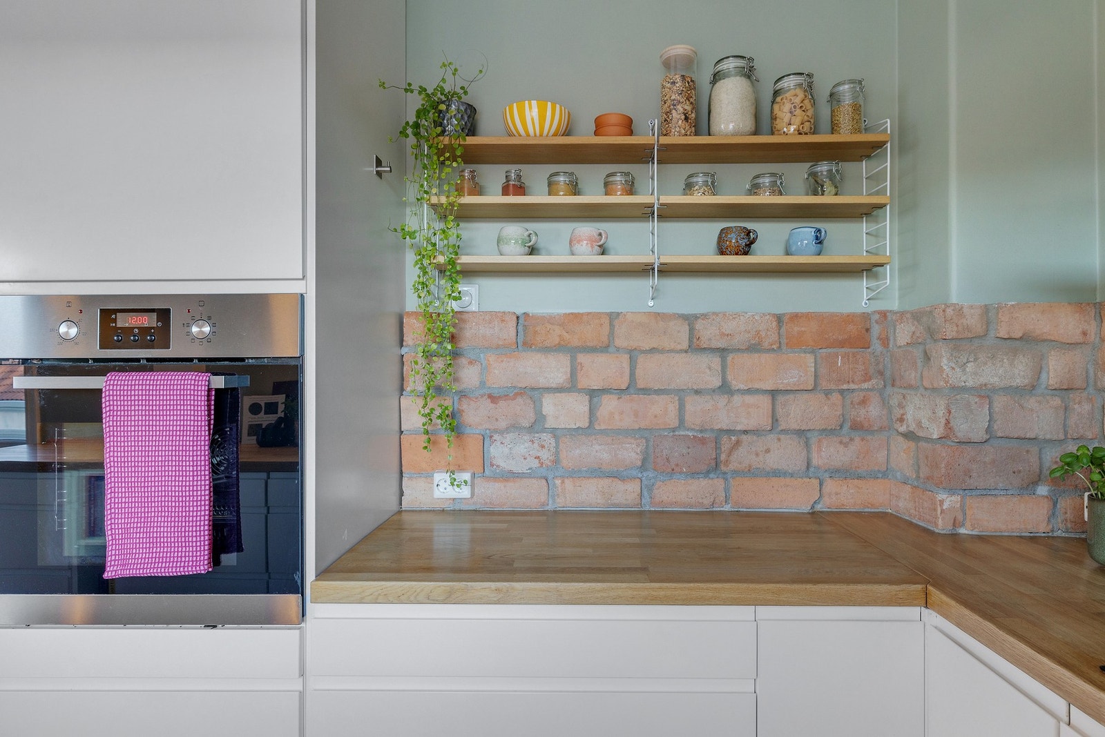 Benkeplate i heltre, samt skrog med glatte fronter. Galleribilde