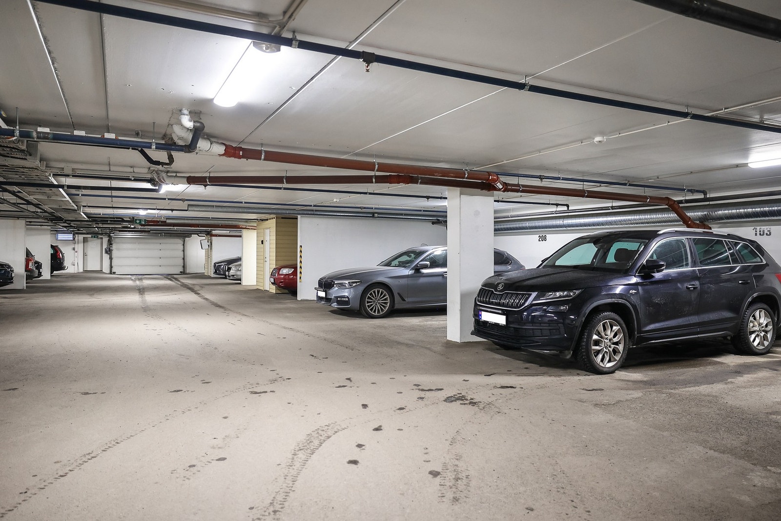 Leiligheten disponerer to biloppstillingsplass i felles garasje og gjesteparkering på felles tomt. Galleribilde
