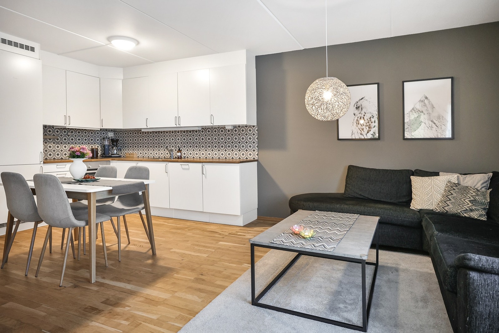 Her er det plass til både en spisegruppe og en sofa gruppe. Galleribilde