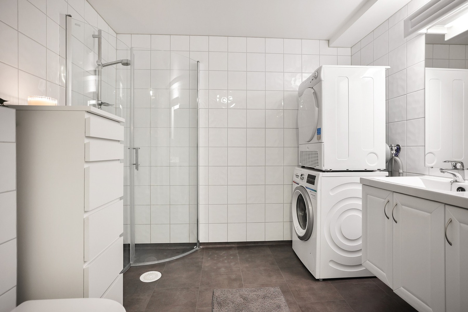 Badet er lyst og utstyrt med alt du trenger og har varme i gulv. Galleribilde