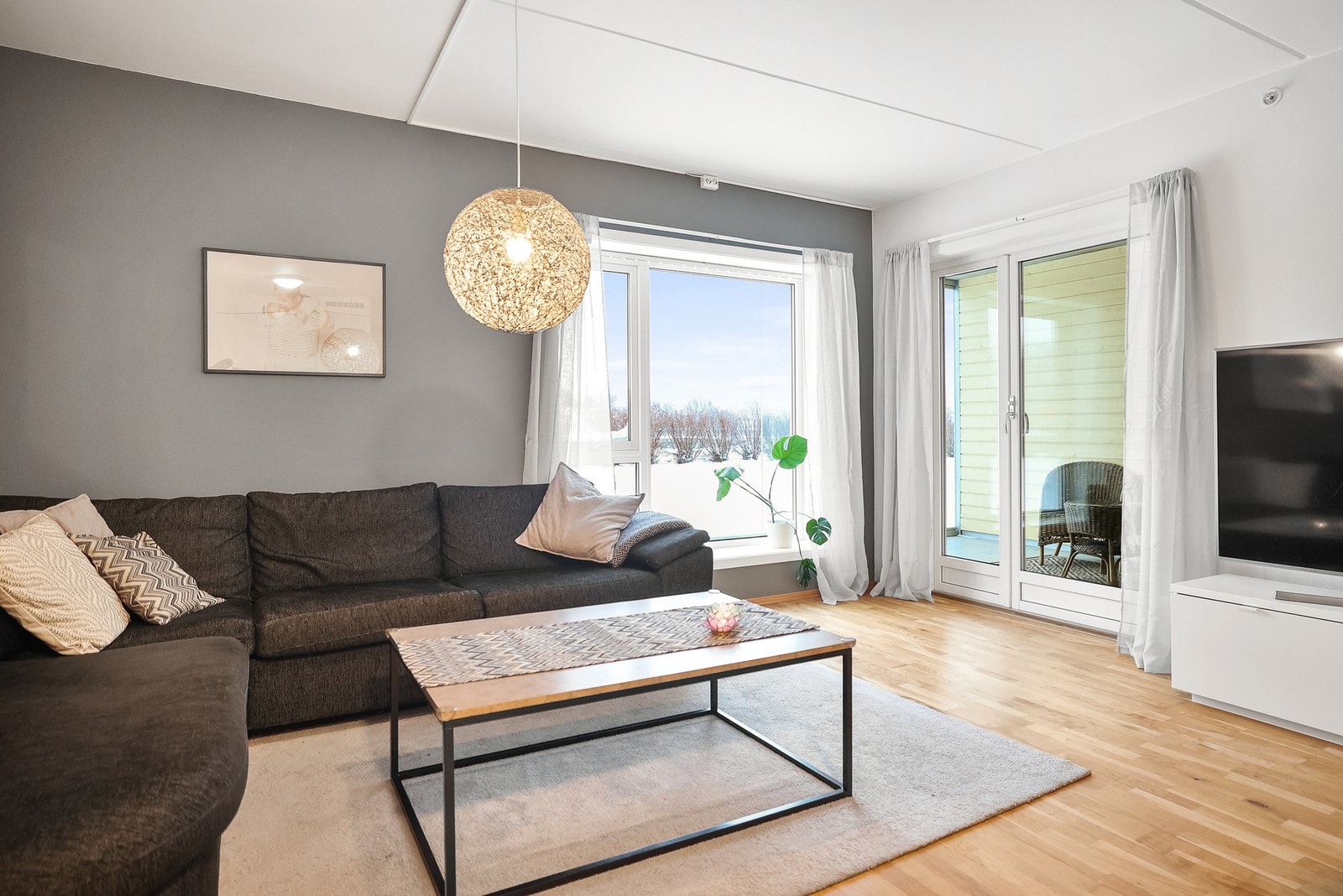 Fra stue er det utgang til innglasset balkong. Galleribilde
