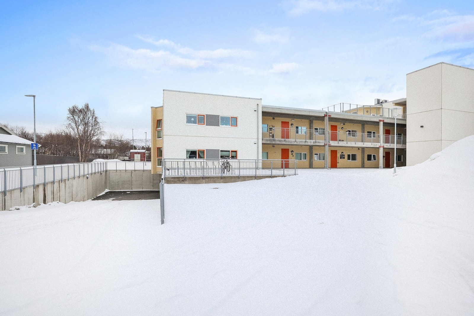 Her bor du i et rolig nabolag med kort vei til både skoler, barnehager og daglige nødvendigheter. Galleribilde