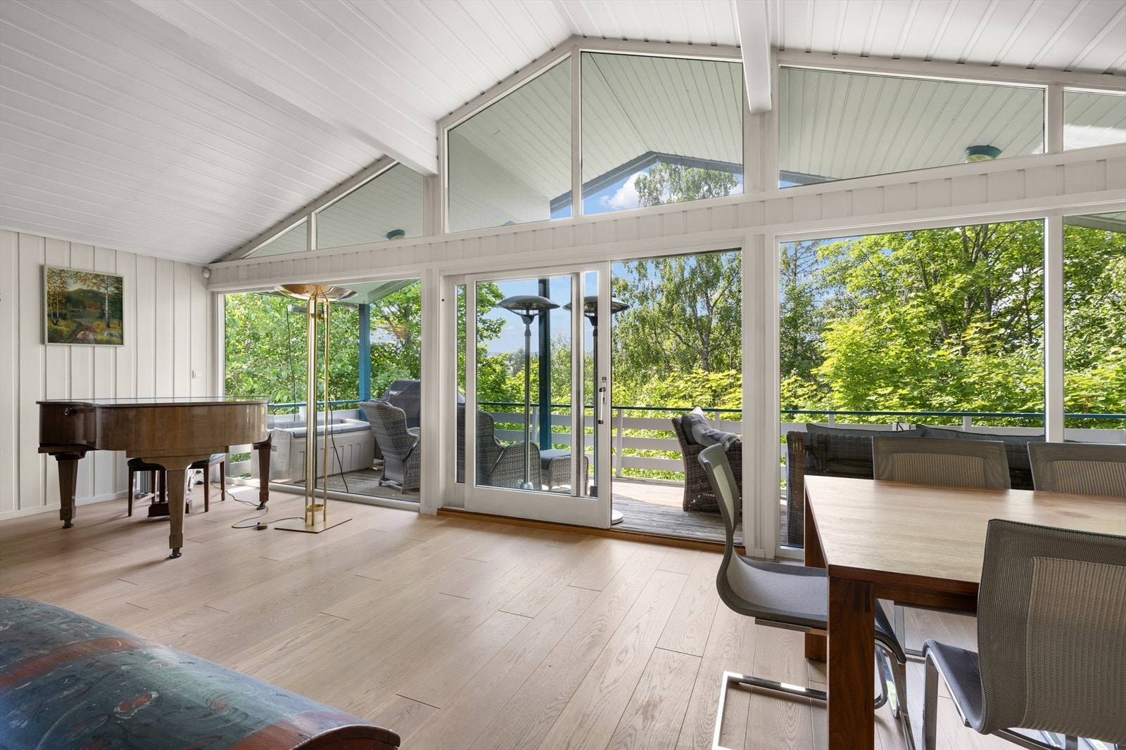 Store vindsflater fra gulv til tak. Galleribilde