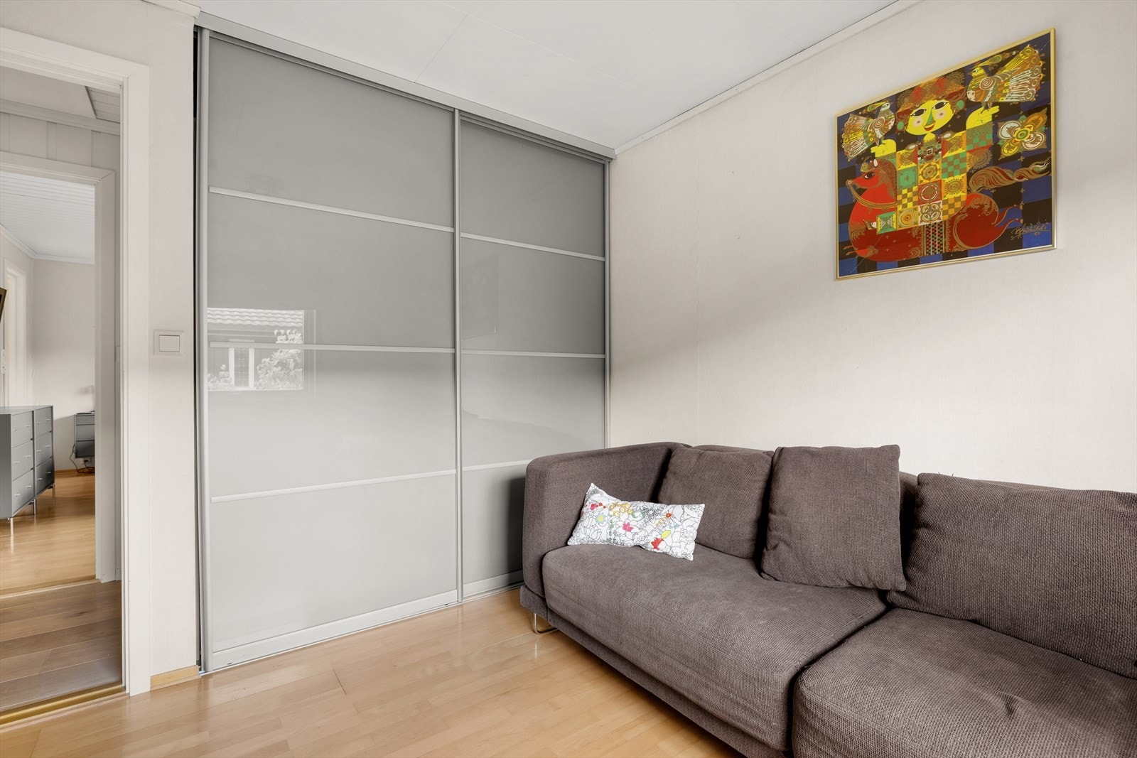 Soverom med skyvedørsgarderobe Galleribilde