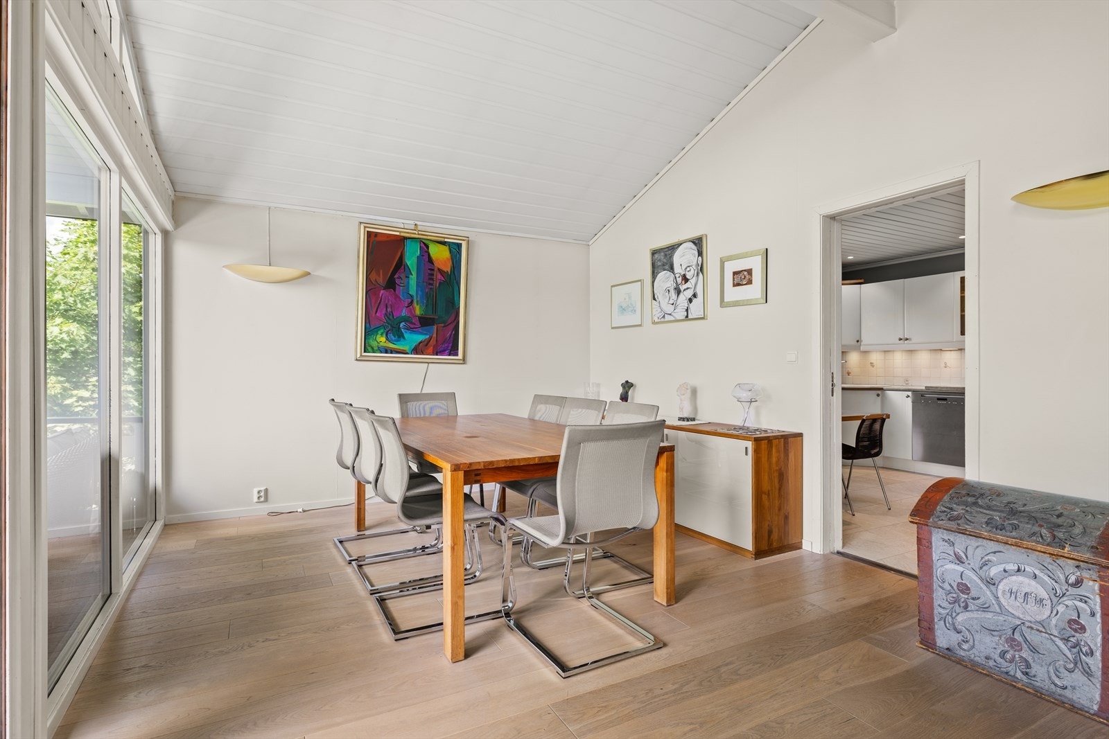 Naturlig plass til spisebord i nærheten av kjøkkenet Galleribilde