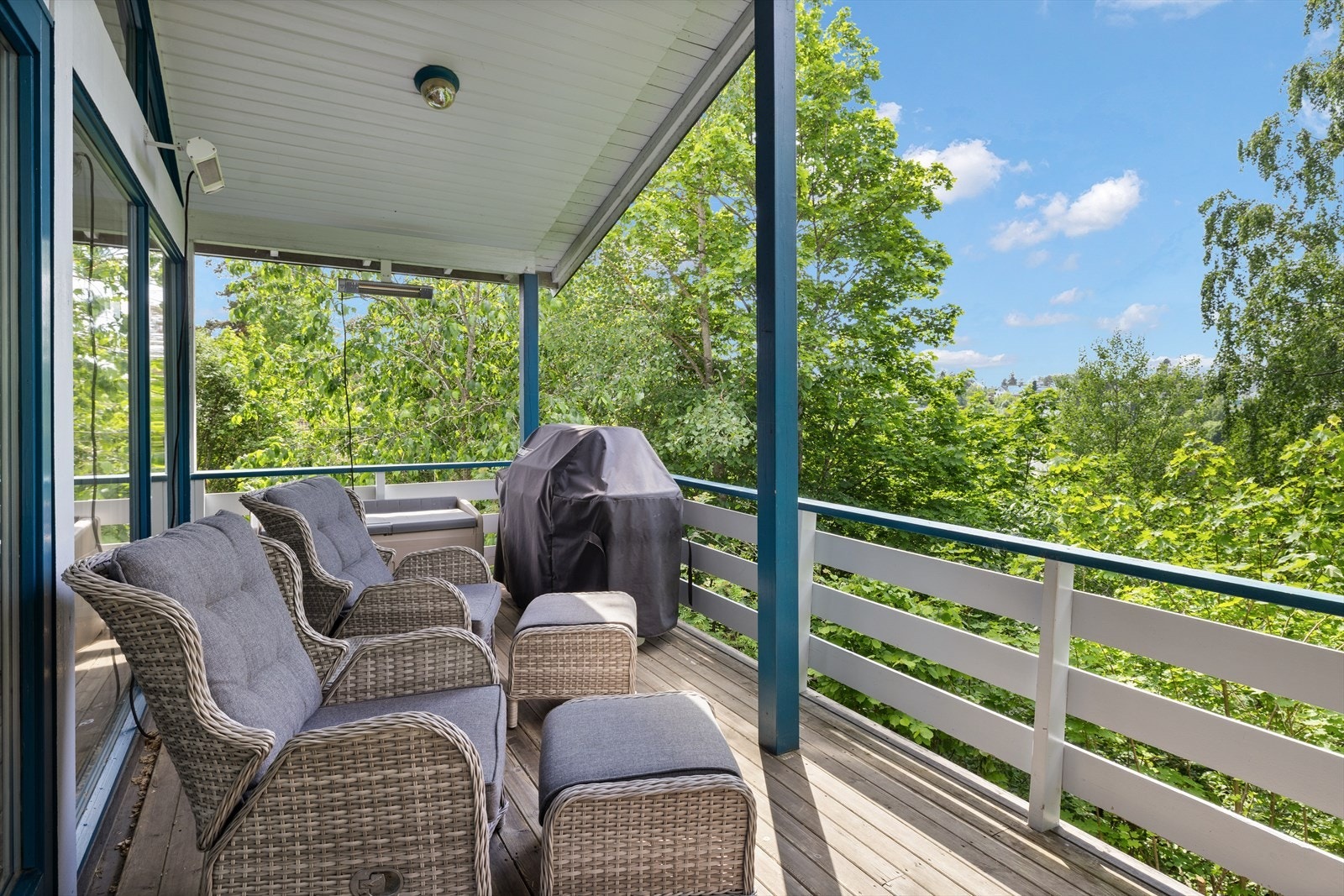 God plass til flere sittegruppper og grill Galleribilde