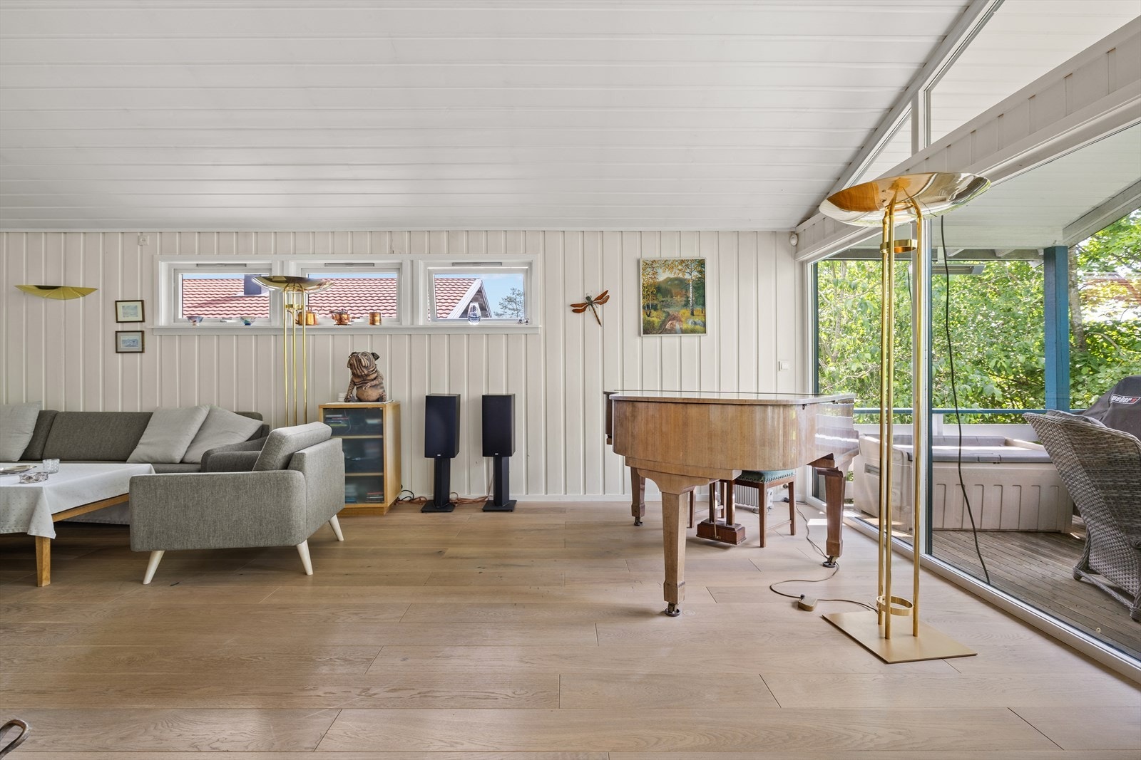 1. etasje har 1-stavs eikeparkett i oppholdsrom. Galleribilde