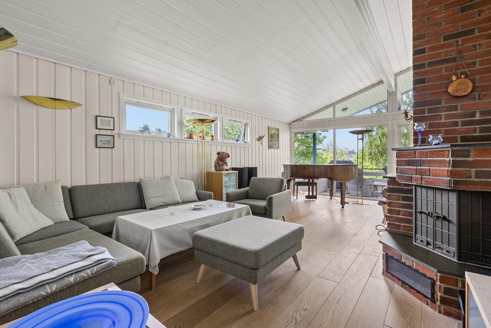 Peisen varmer godt kalde høst- og vinterdager. Det bør monteres ildfast plate under luker på pipe, og ildfast plate under/foran ildsted. Galleribilde