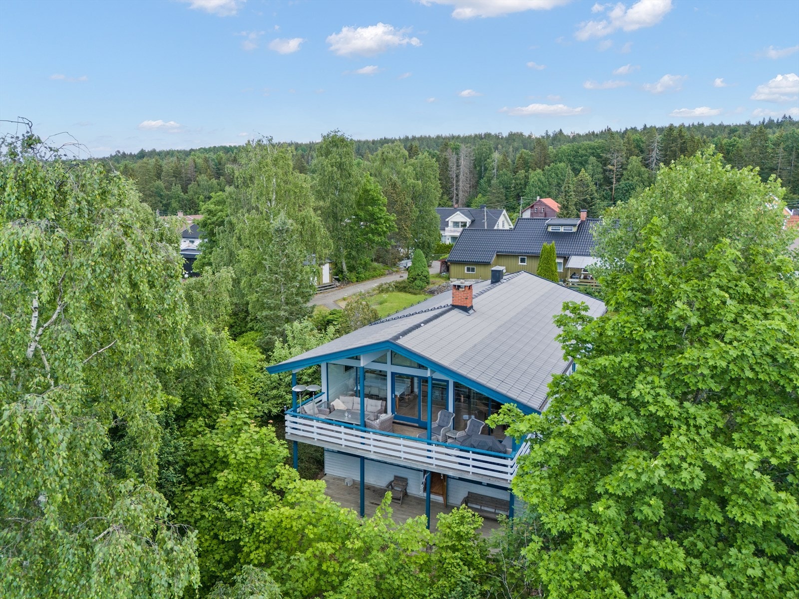 Flott fasade vendt mot vest. Naturtomt i skråning. Galleribilde