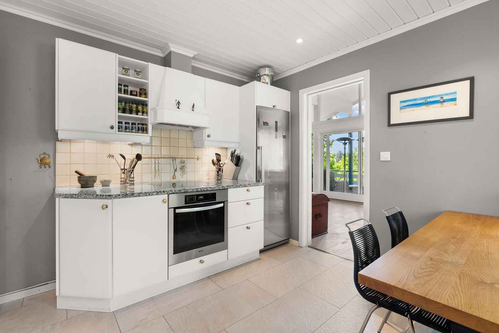 Hvitevarer i form av oppvaskmaskin med stålfront, frittstående kjøleskap med stålfront, integrert kokeplate og stekeovn. Galleribilde