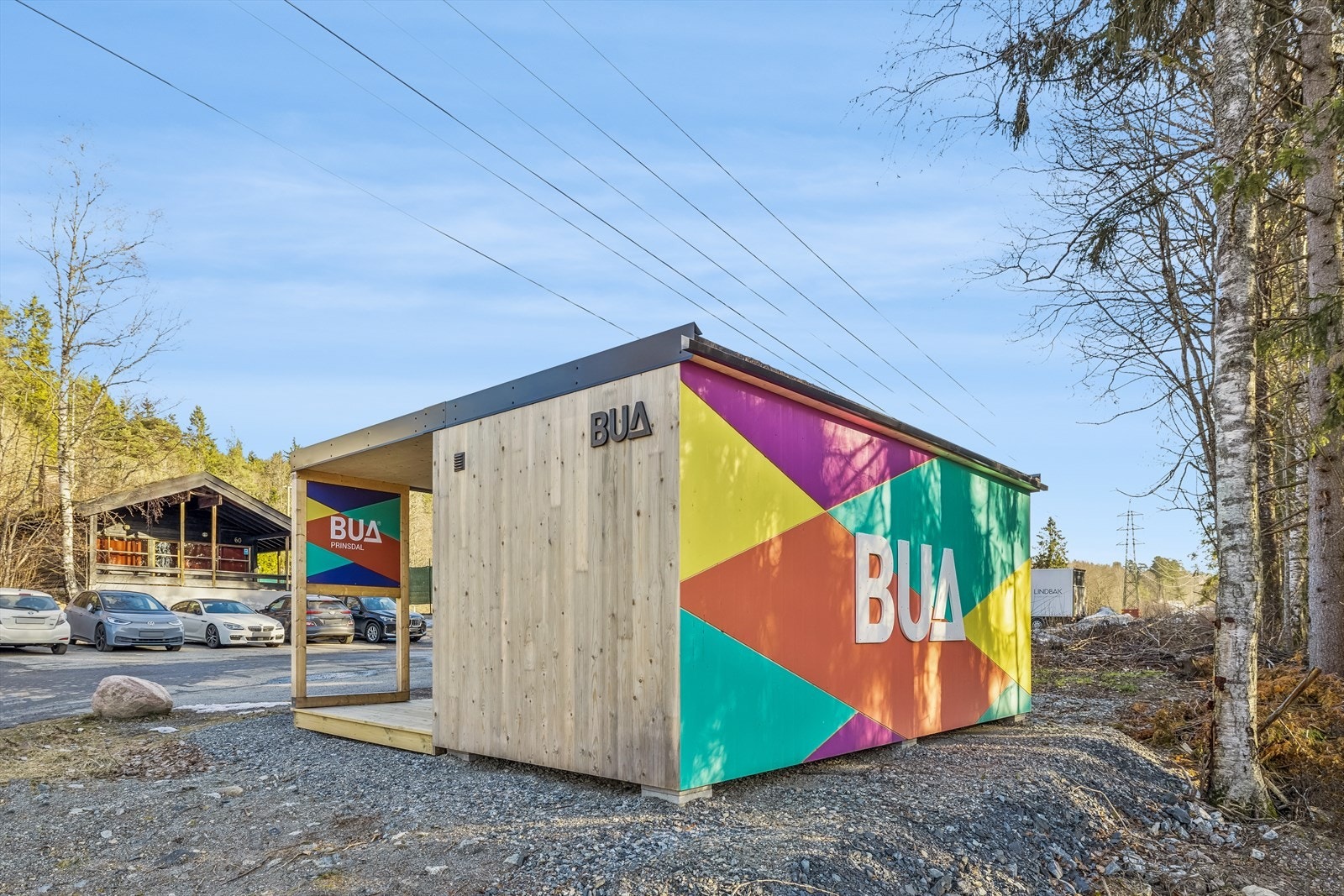 Tur og idrettsutstyr kan lånes fra BUA Prinsdal (Ved Prinsdal skole). Her står den ved idrettsplassen med hall, tennisbaner, baskettbaner og fotballbaner like ved. Galleribilde