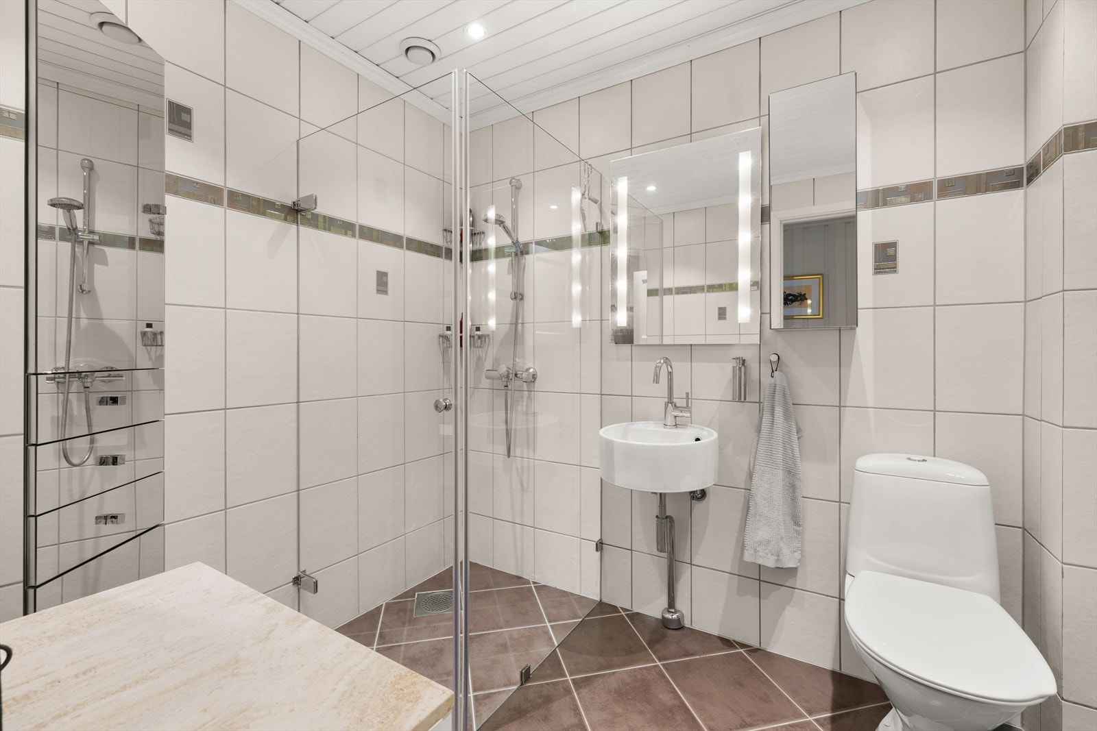 Romslig bad med dusj. Badet har flis lagt på flis med opprinnelig membran i bunnen, ny smøremembran under nyere fliser. Galleribilde