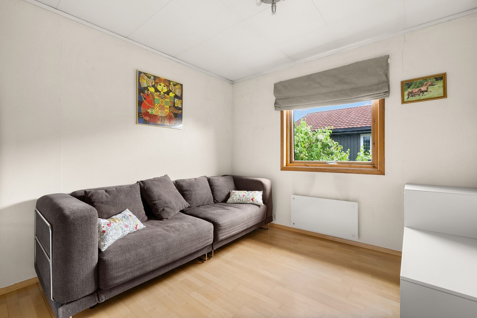 Rommet har plass til dobbeltseng og passer ypperlig som gjesterom, barnerom eller kontor Galleribilde