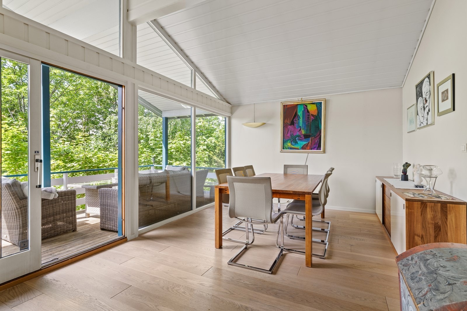 Meget lyst og luftig med store vinduer kombinert med god takhøyde Galleribilde