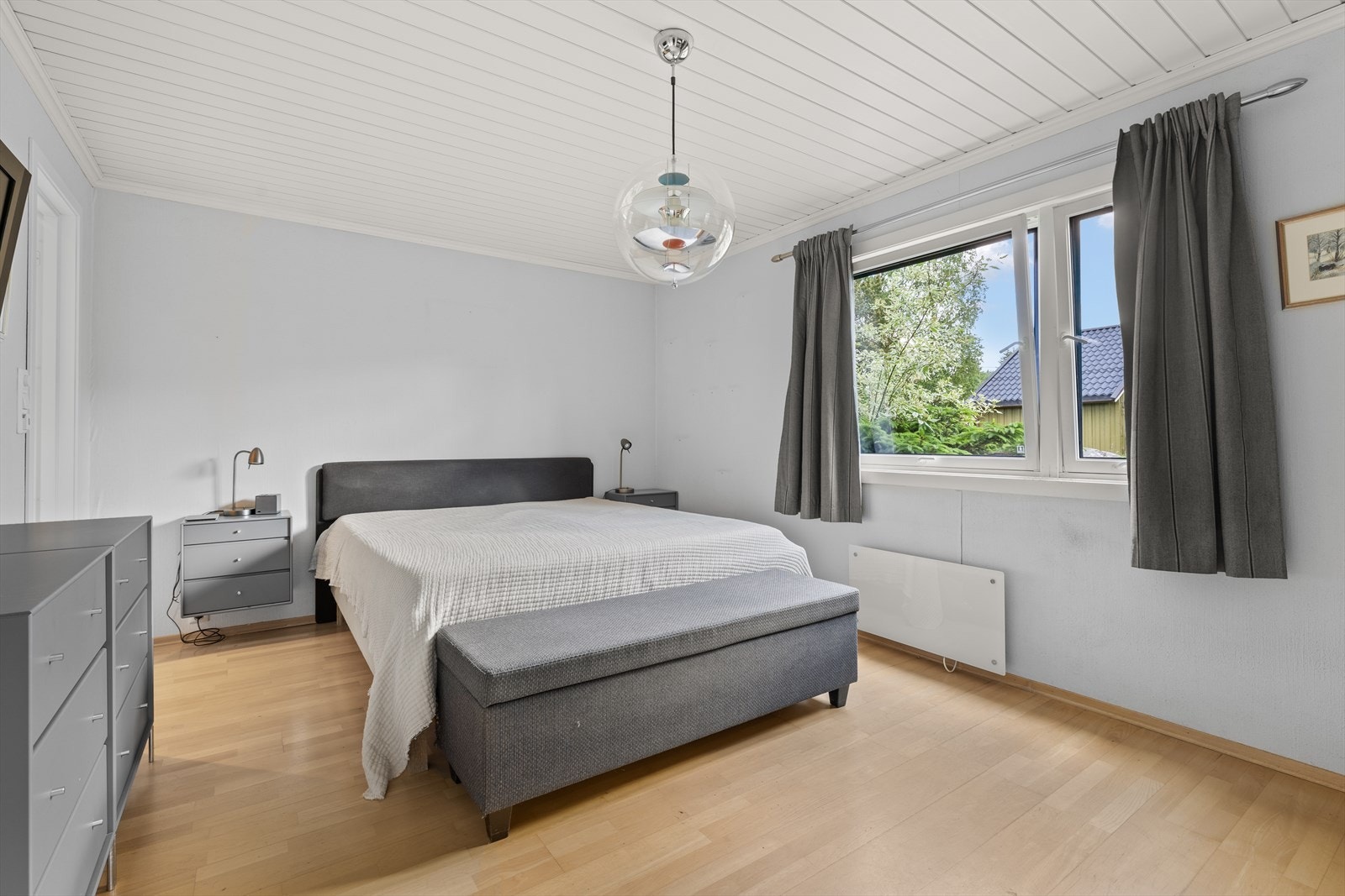 Romslig hovedsoverom med plass til stor dobbeltseng og tilhørende møblement Galleribilde