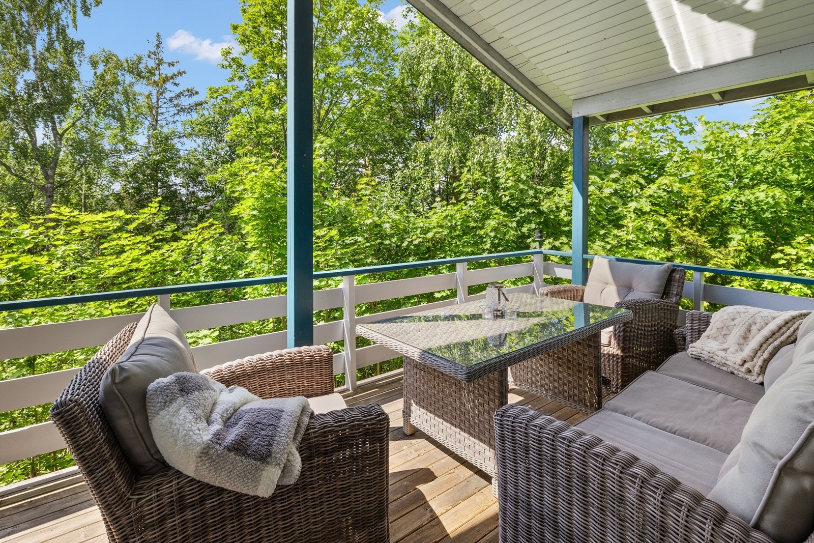 Vestvendt balkong på 21 kvm mot grønne omgivelser. Underetasjen har terrasse på 21 kvm. Galleribilde