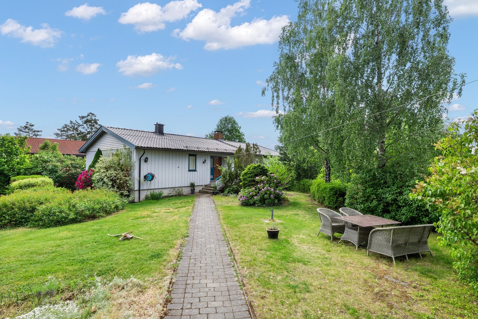 Eiendommen har tomt på ca 857 kvm. Det foreligger rett til å etablere 2 stk. biloppstillingsplasser på Sponstuveien 35A´s nordvestside. Galleribilde