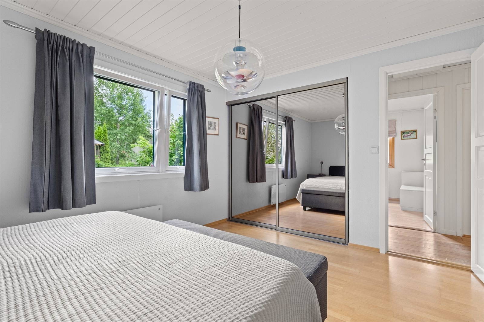 Soverommet har innebygget skyvedørsgarderobe med speildører Galleribilde