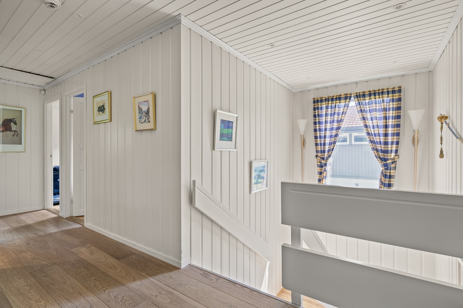 3 soverom i hovedetasjen. Trapp ned til underetasje med vaskerom, 3 boder og utleieleilighet bestående av: Vindfang, hall, kjøkken, stue, soverom, bod og bad. Galleribilde