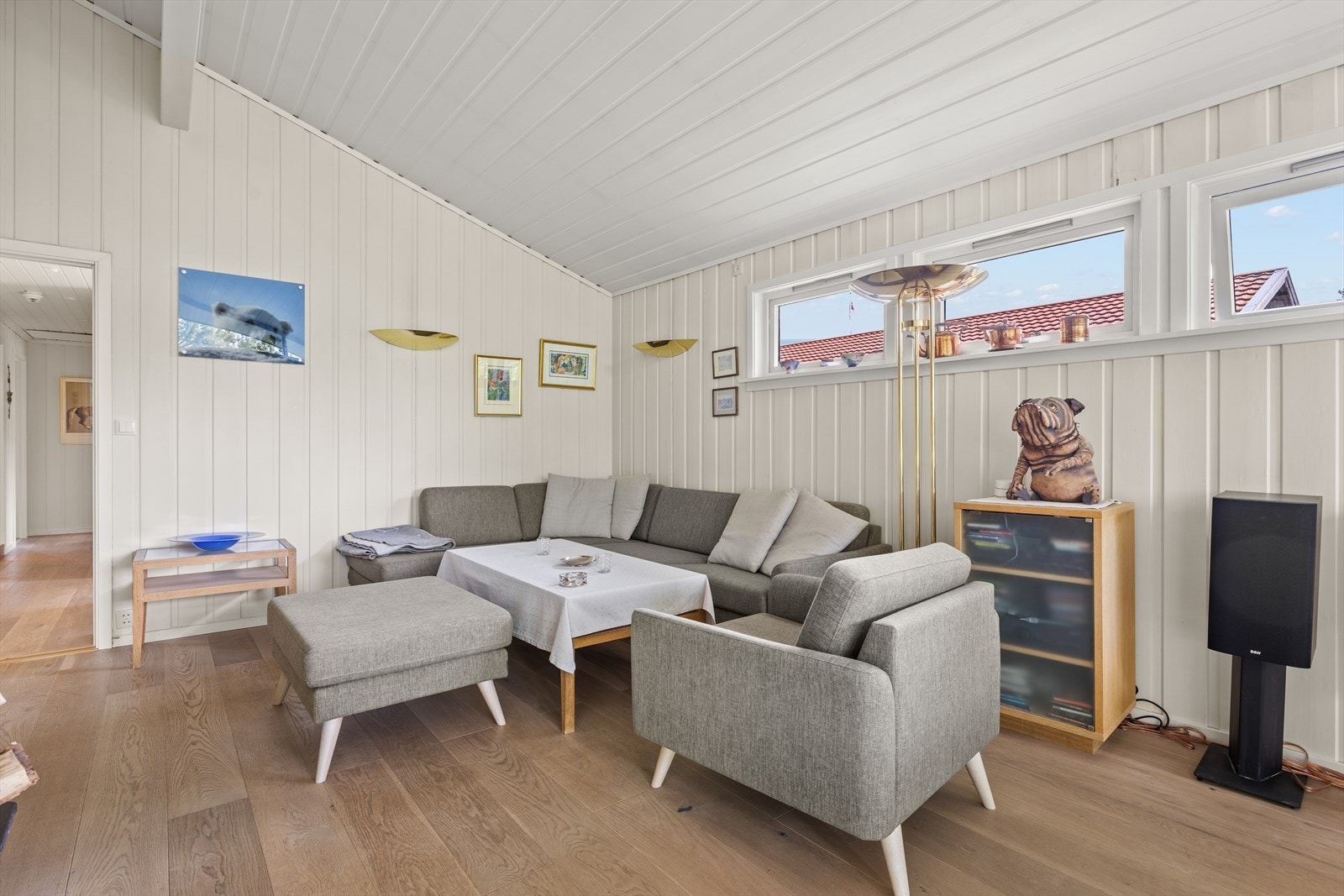 Romslig stue med flere naturlige soner for møblering. Galleribilde