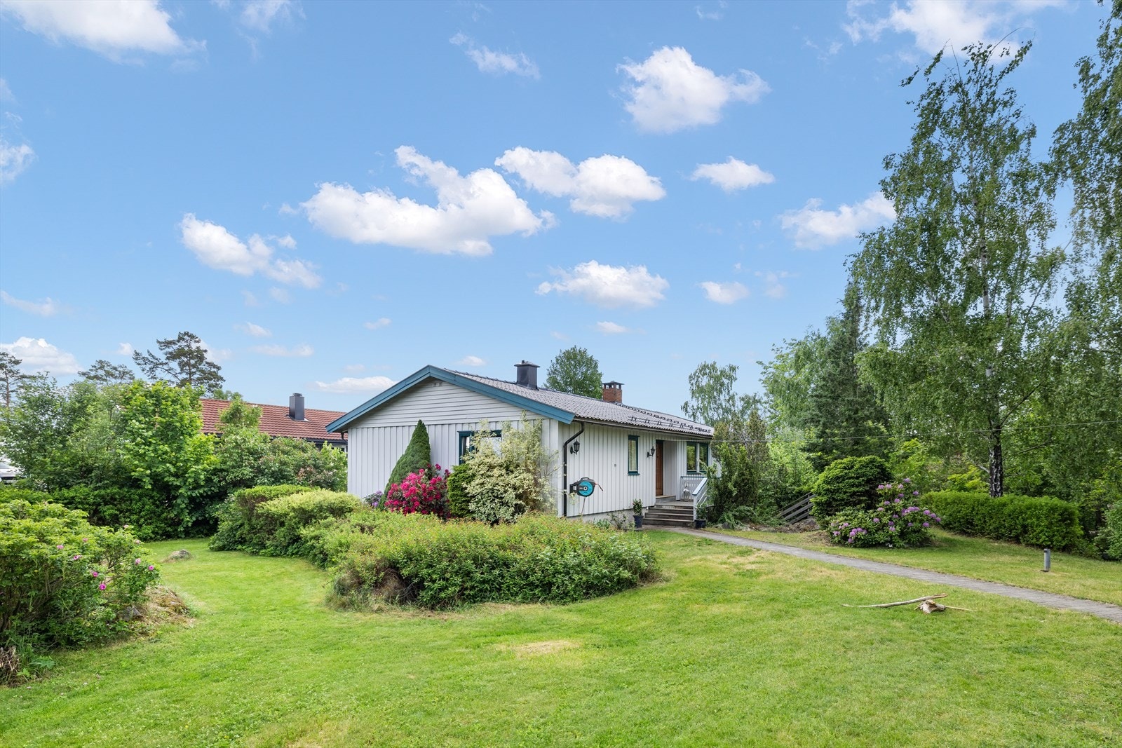 Skjermet beliggenhet og nydelig, stor hage Galleribilde