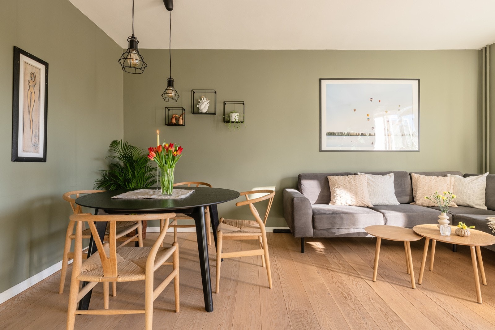 Stuen kan enkelt møbleres med både sittegruppe og spiseplass. Galleribilde