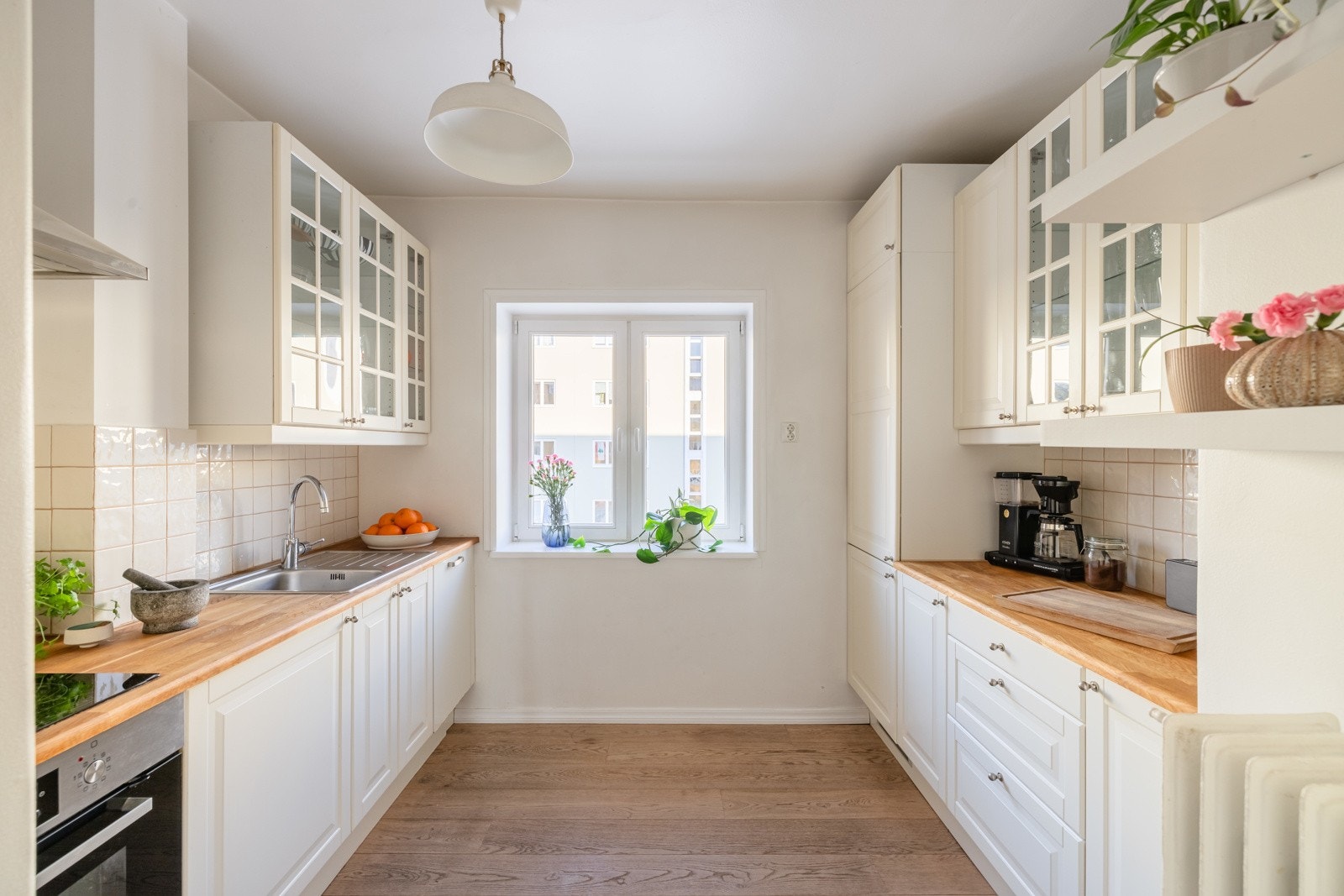 Tidløst og pent kjøkken separat fra stuen Galleribilde