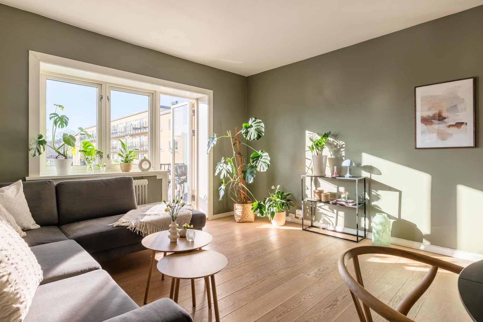 Den fine grønnfargen på veggen gjør stuen ekstra koselig. Galleribilde