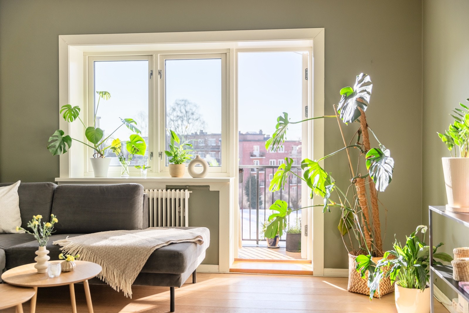 Tiltalende stue med store vindusflater fra 2006 som åpner opp og slipper lyset inn. Galleribilde