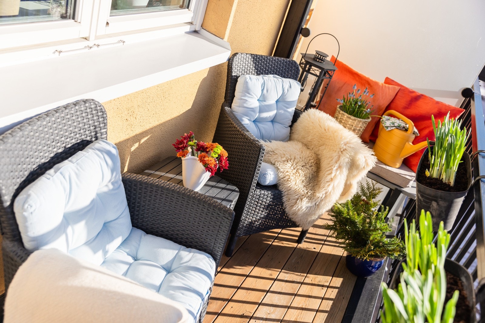 Balkongen vender rmot syd og har svært gode solforhold. Galleribilde