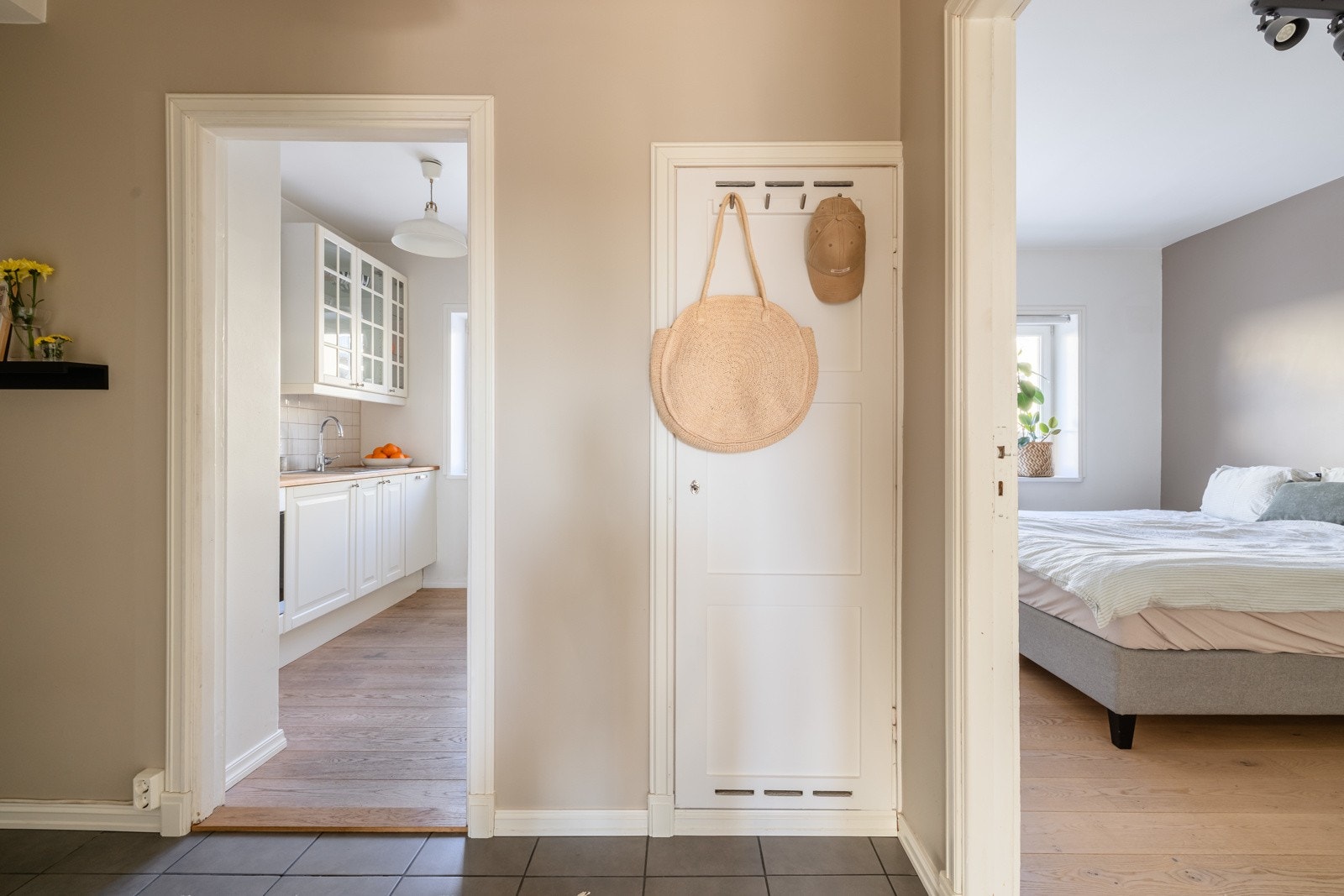 Entre med praktiske fliser på gulvet. Galleribilde