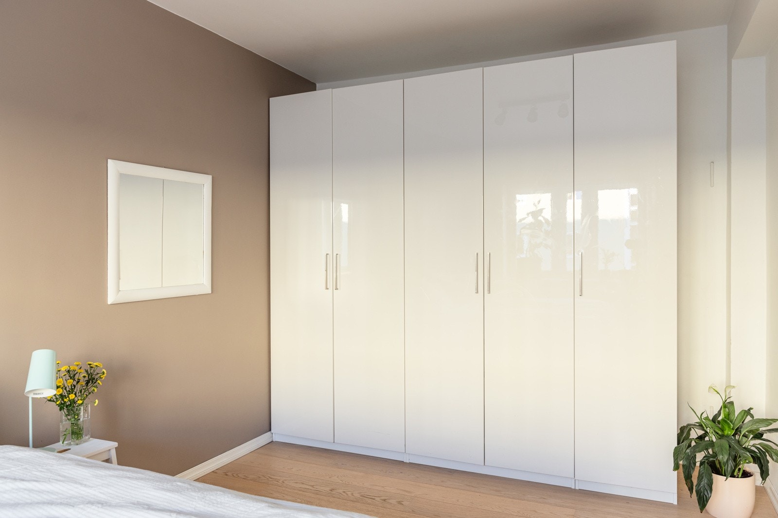 Garderobeskapet gir mer enn nok med lagringsplass. Galleribilde