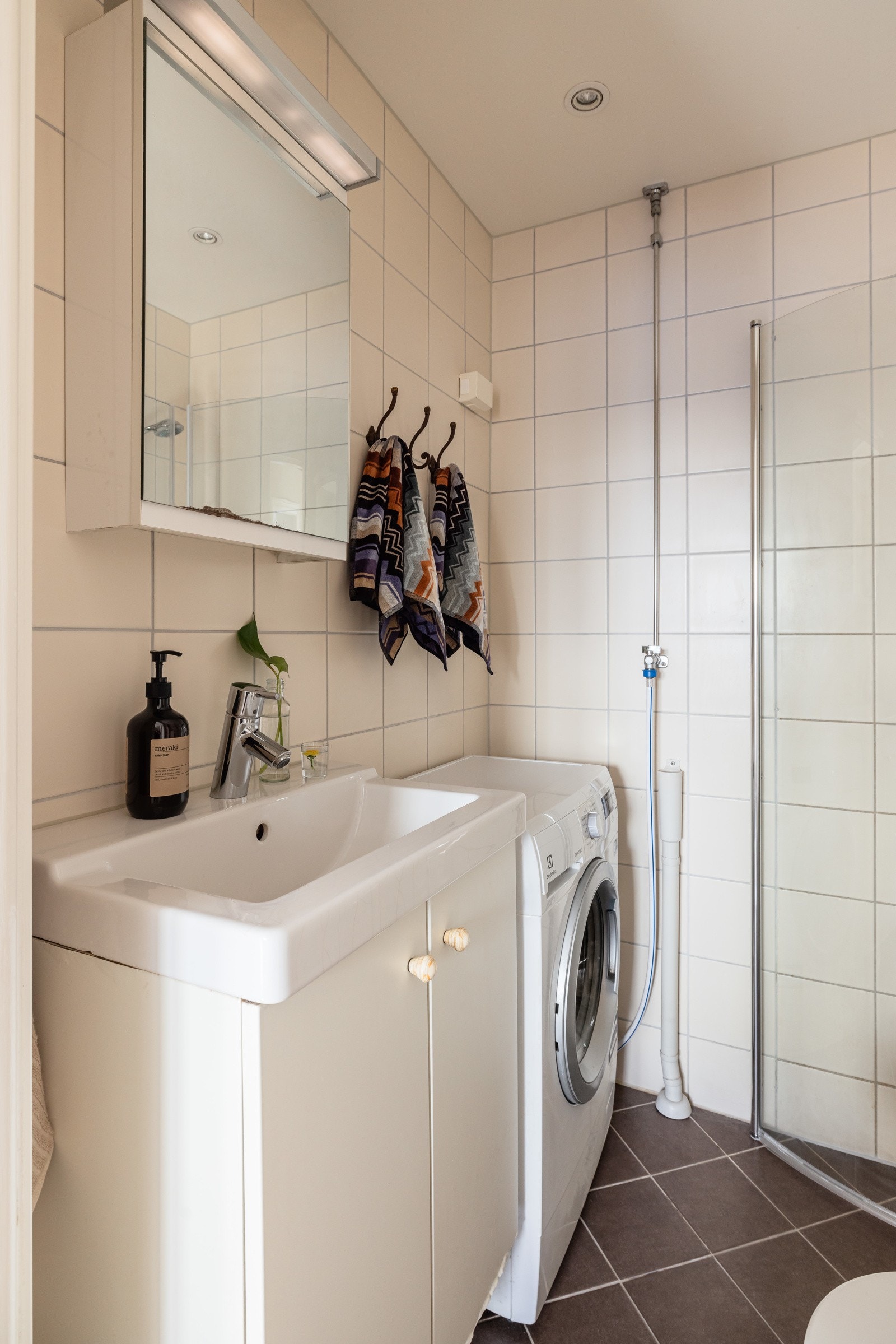 Badet har opplegg for vaskemaskin og det er varmekabler på gulvet. Galleribilde