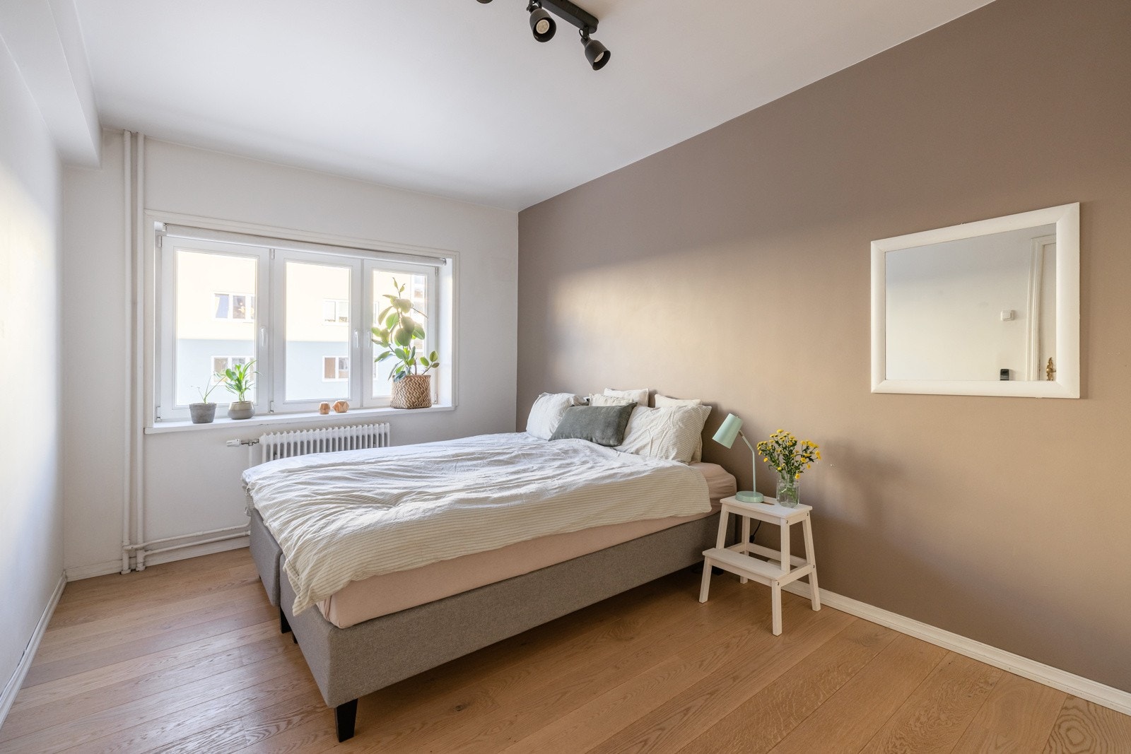 Stort soverom med god plass til dobbeltseng. Galleribilde