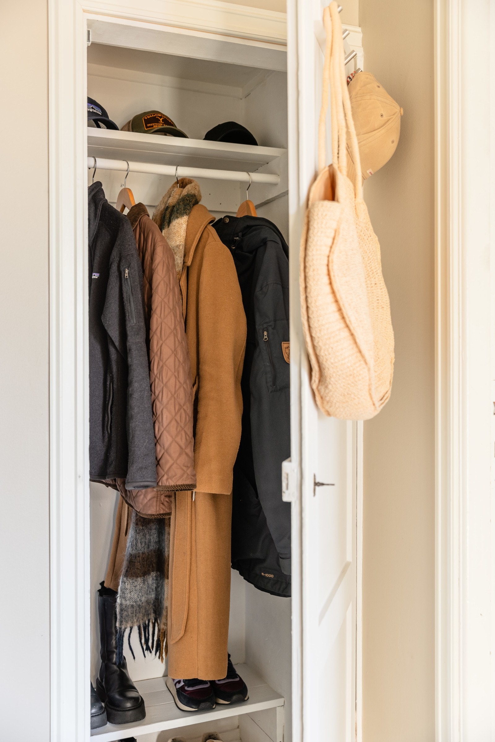 Det innbygde skapet gir plass til sko og yttertøy. Galleribilde