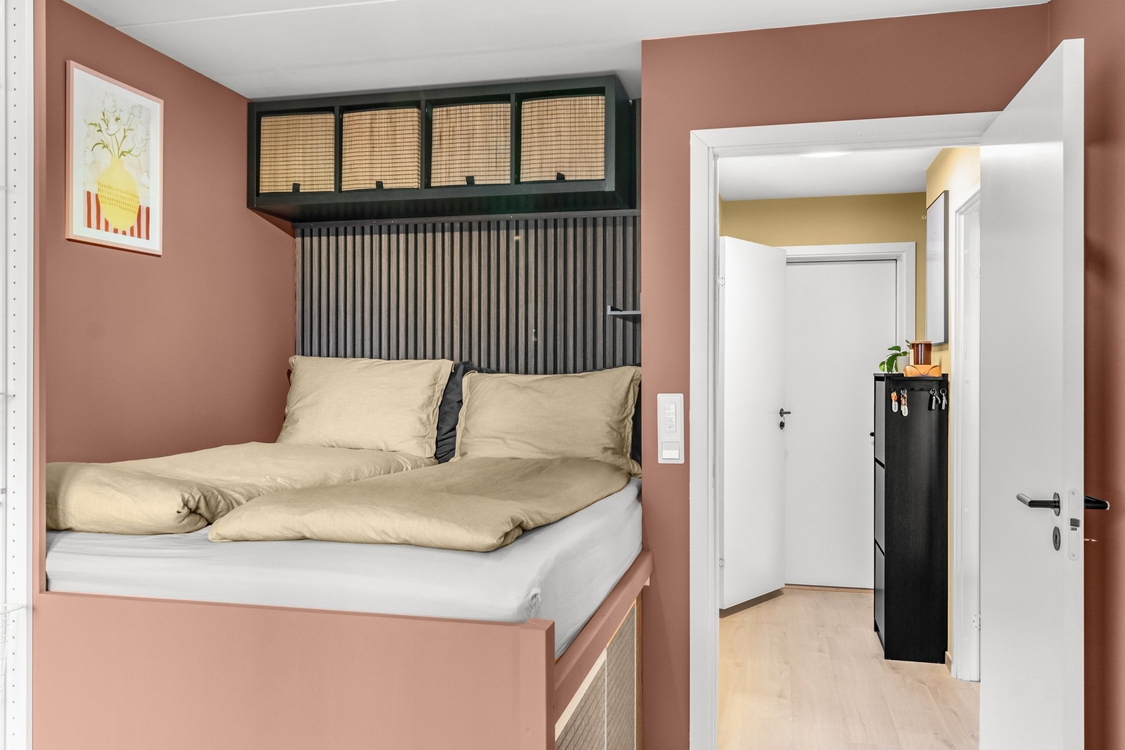 Her har du spesialbygget seng på 160x200 med lagring under med 70 cm høyde og medfølgende vegghyller Galleribilde