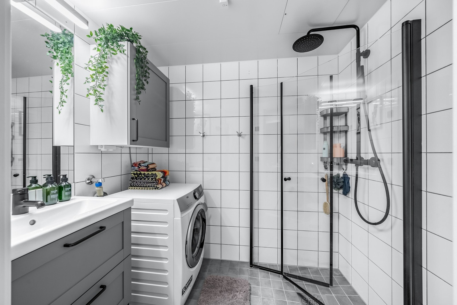 Pent flislagt baderom fra 2005 med gulvvarme, opplegg for vaskemaskin og nyere baderomsinnredning! Galleribilde