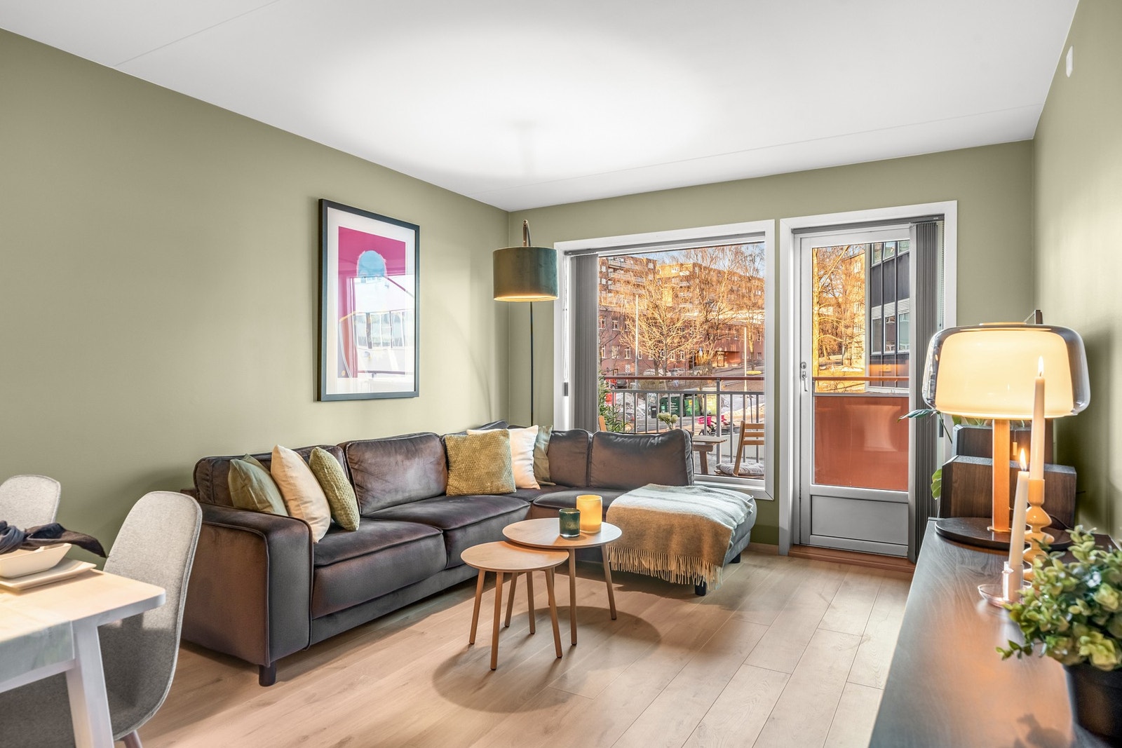 Også her nytt laminatgulv fra 2024, gulvlister fra 2025 og glatte malte overflater i trendy fargevalg! Galleribilde