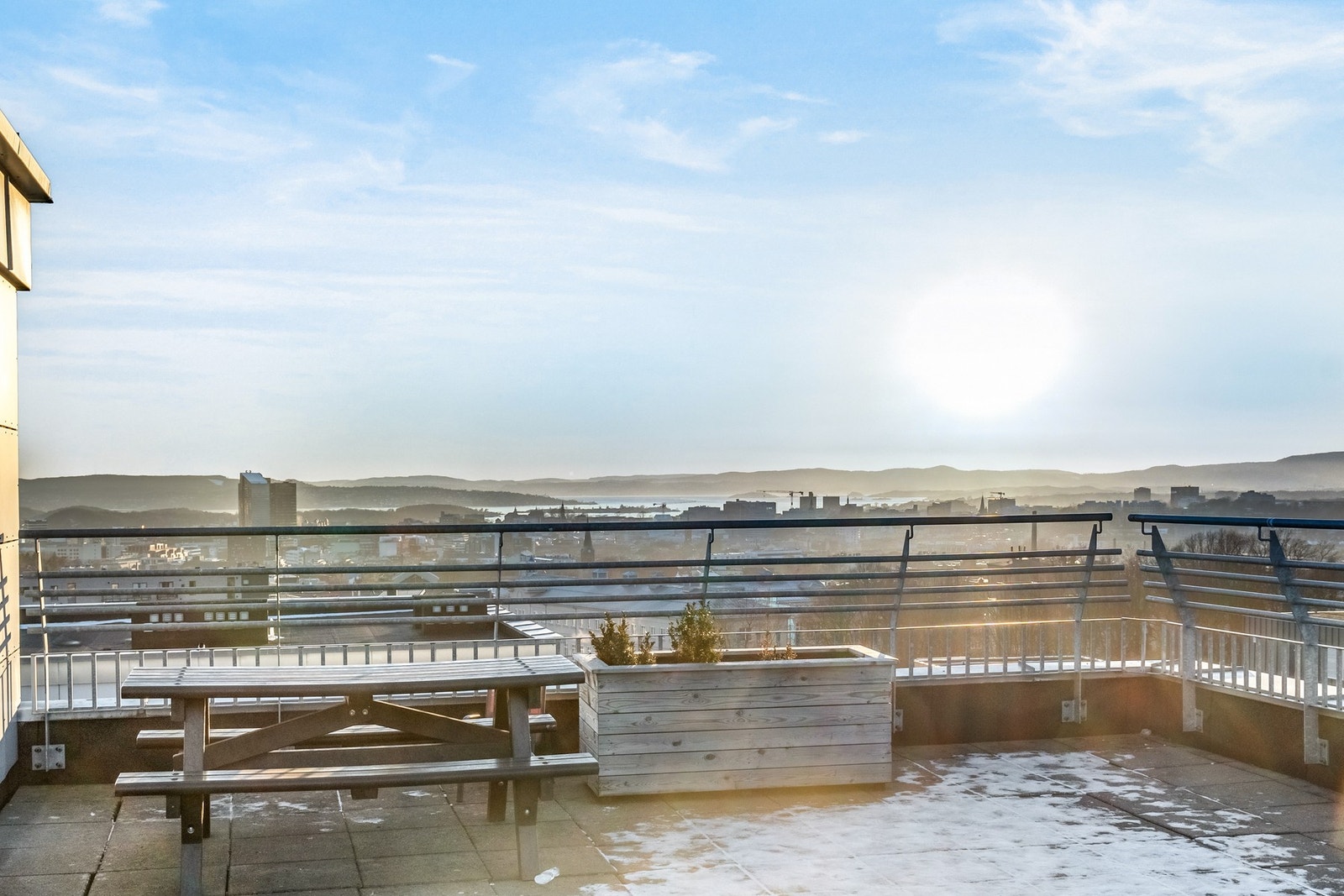 Toppen av Carl Berner har du på takterrassen i blokken med både fjord og byutsikt samt sol dagen lang! Galleribilde