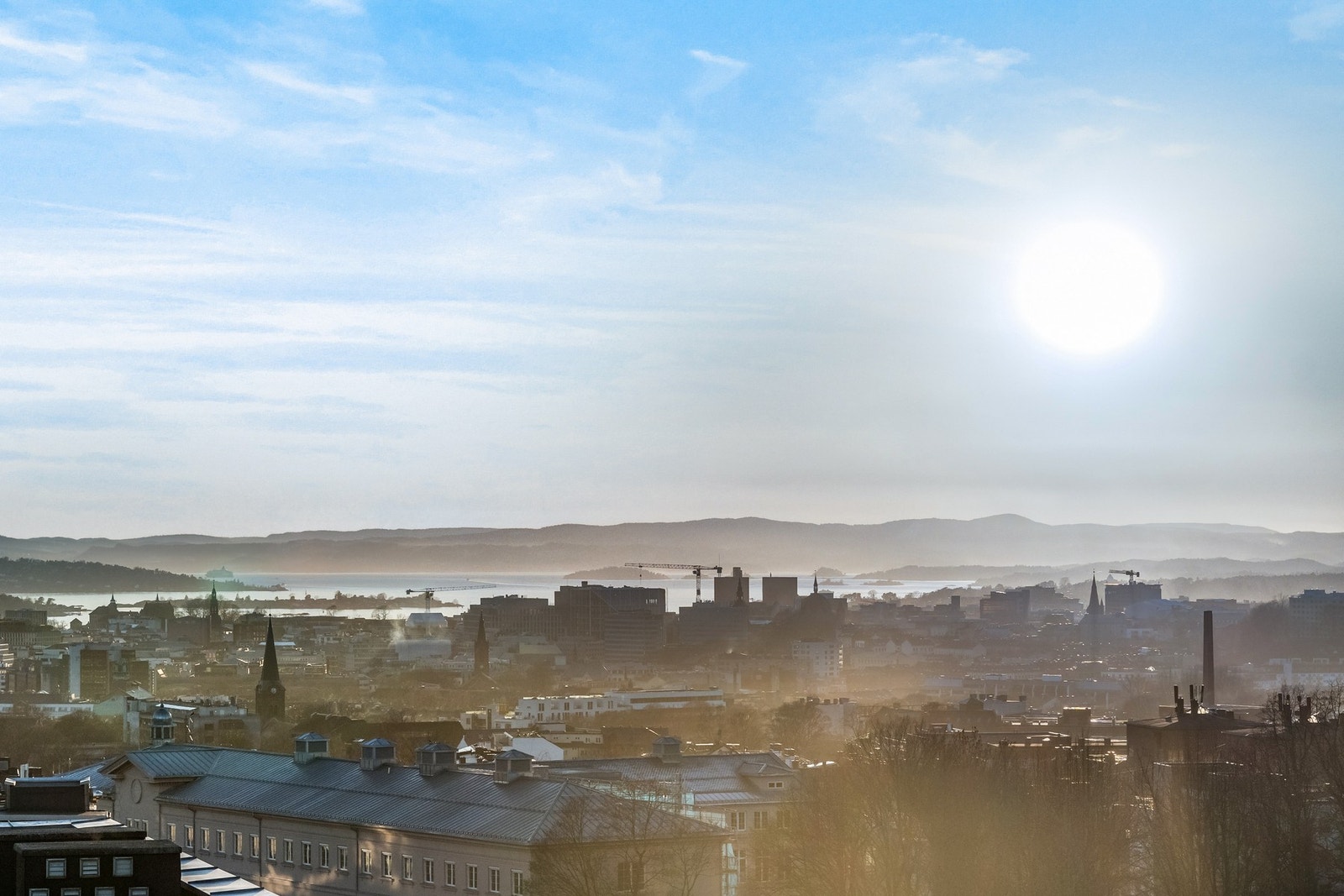 Sol dagen lang og sittegrupper til hyggelige sammenkomster er å finne på taket! Galleribilde