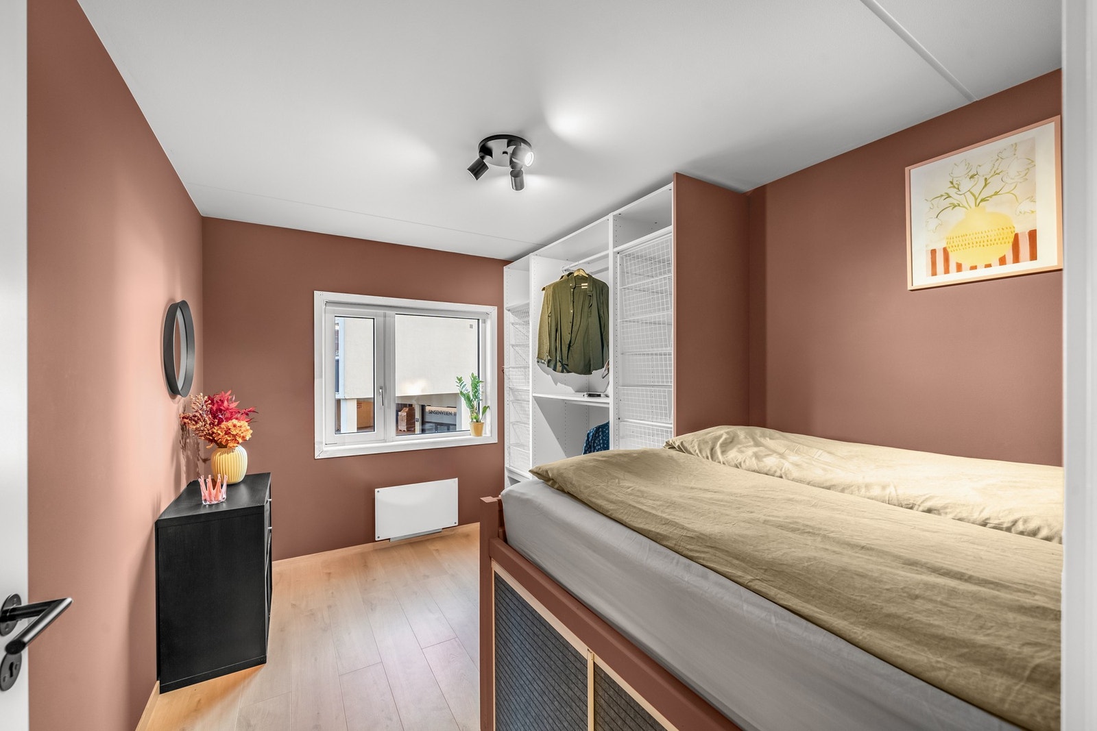 Alt av garderobeinnredning medfølger og det er plass til kontorpult! Galleribilde