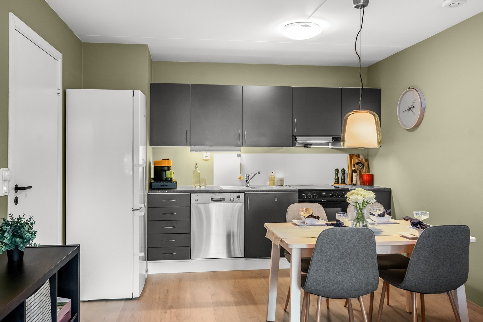 Kjøkkenet er praktisk plassert i eget hjørne. Hvitevarer som oppvaskmaskin, komfyr med platetopp og kjøl/fryseskap medfølger Galleribilde