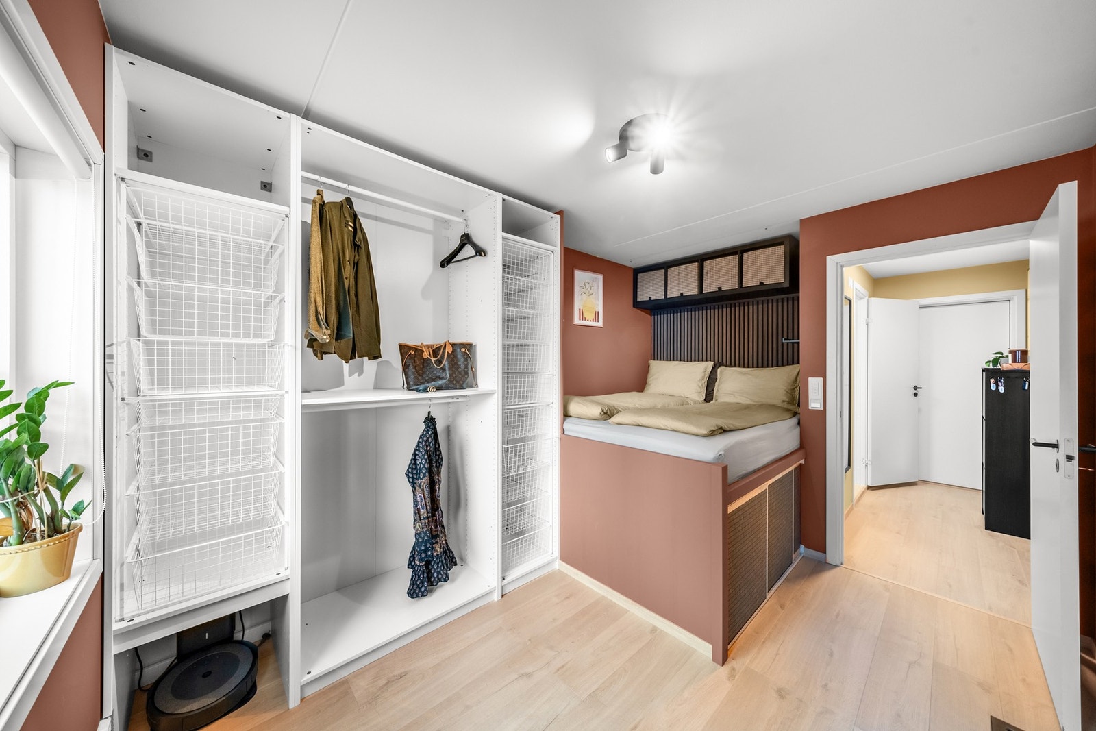 Inn til boligens flotte soverom! med glatte malte overflater og nytt gulv fra 2024. Galleribilde