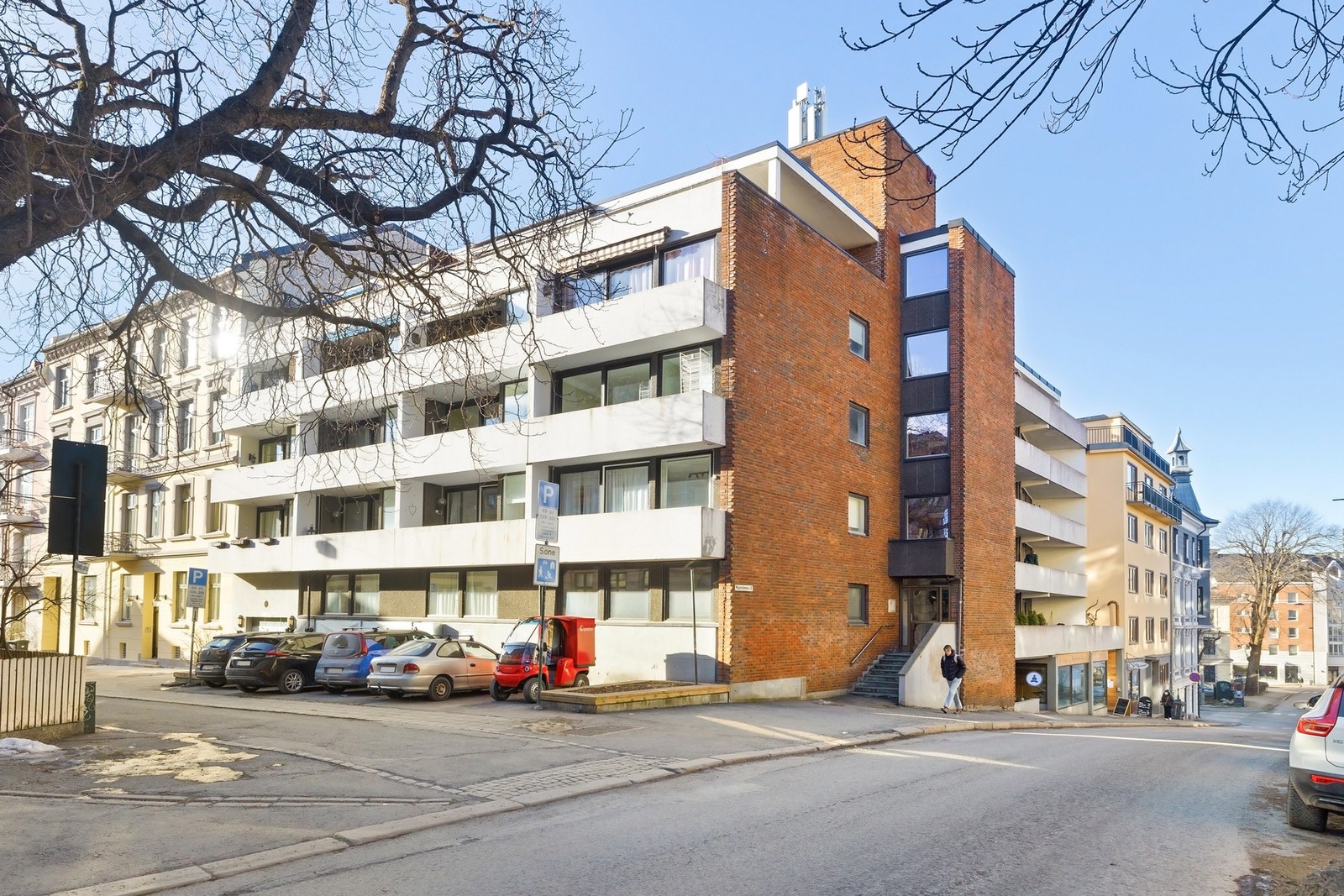 Velholdt og sentralt beliggende bygg i Majorstuveien. Leiligheten ligger i 2. etasje med heis og har en skjermet beliggenhet. Galleribilde