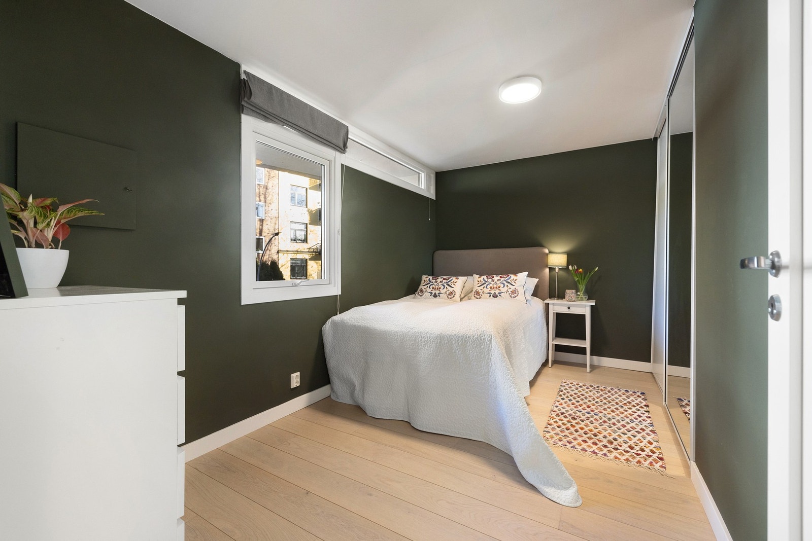 Lyst og romslig hovedsoverom med behagelig fargepalett og god atmosfære. Stor skyvedørsgarderobe gir praktisk oppbevaringsplass. Galleribilde