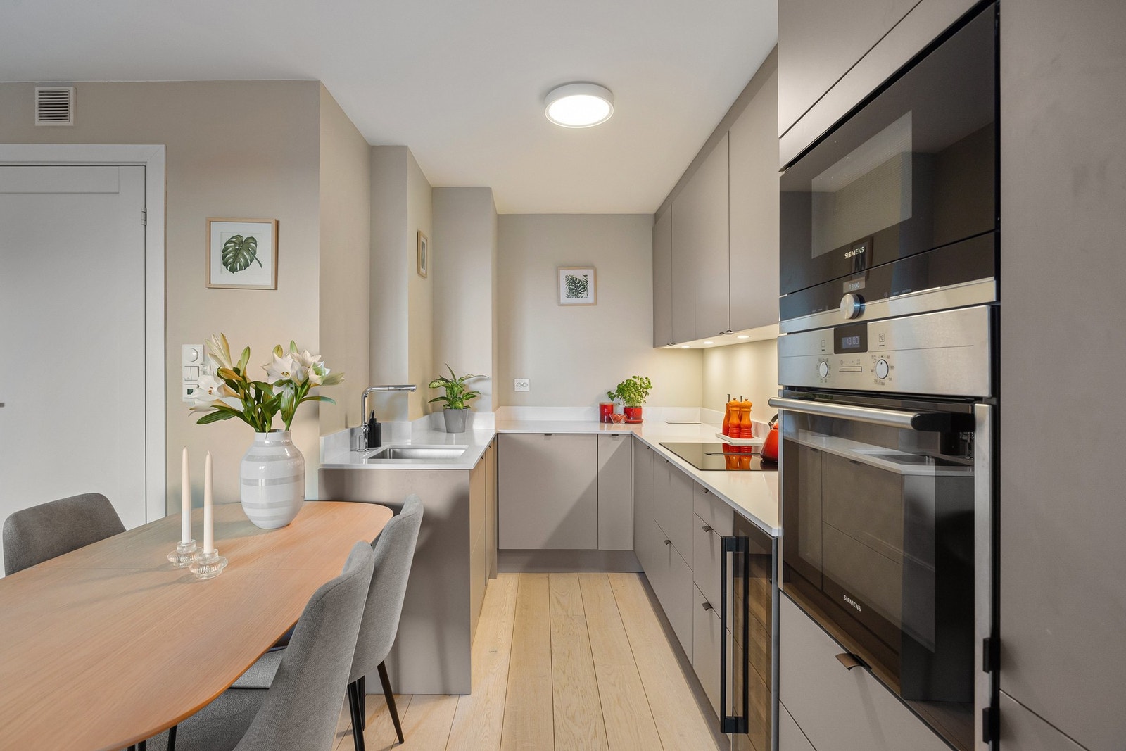 Helt nytt HTH-kjøkken fra 2024 med stilren innredning, integrerte hvitevarer og god skapplass. Lekkert design med slette fronter og en tidløs fargepalett. Galleribilde