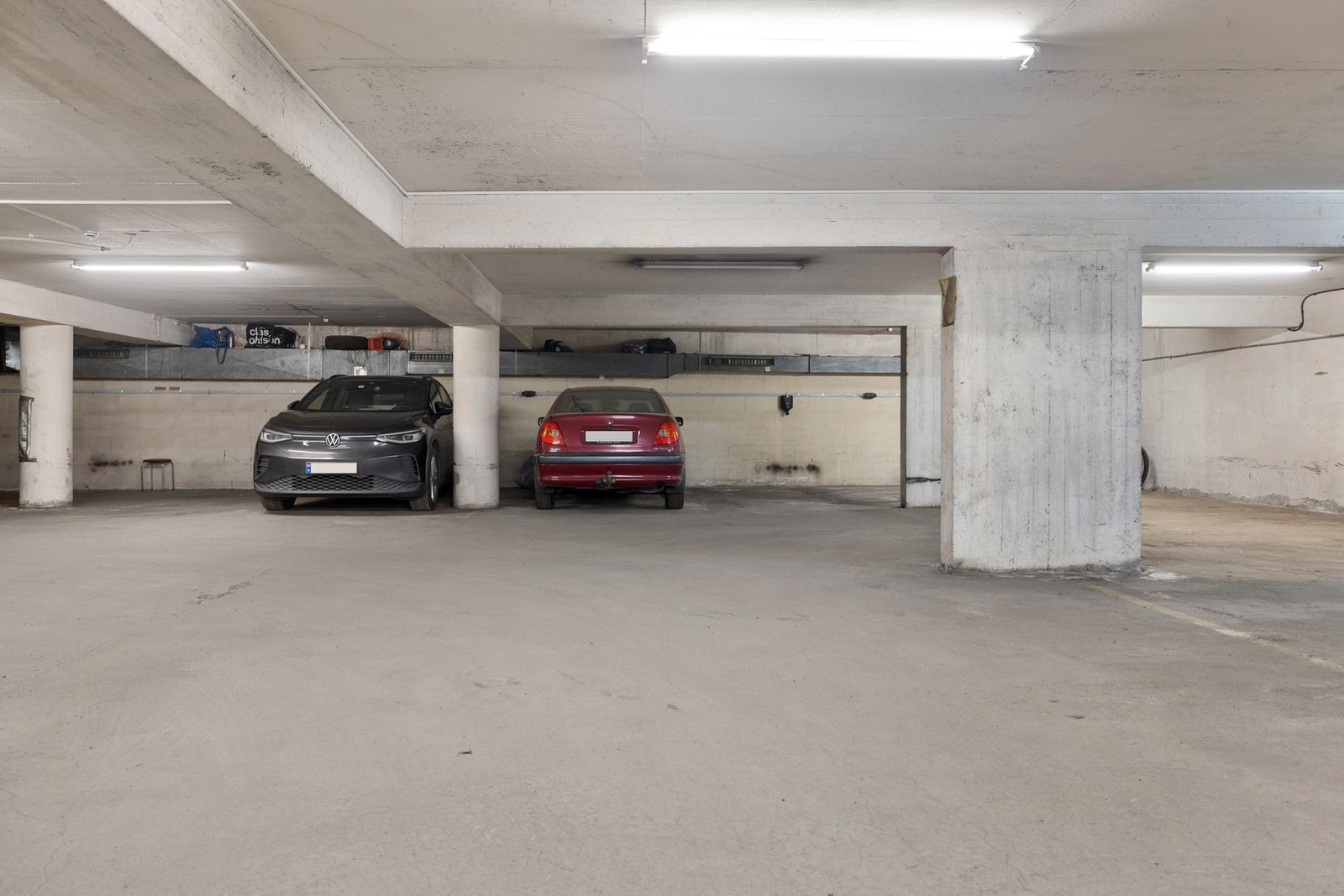 Sameiet har et felles garasjeanlegg, men det medfølger ikke egen parkeringsplass til leiligheten. Det er mulighet for beboerparkering i området for de som ønsker det. Galleribilde